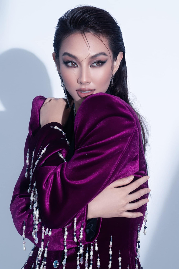 Sau đăng quang Miss Grand International 2021, Nguyễn Thúc Thùy Tiên bất ngờ mang đến cho khán giả bộ ảnh mới với phong cách vô cùng quyến rũ, táo bạo.