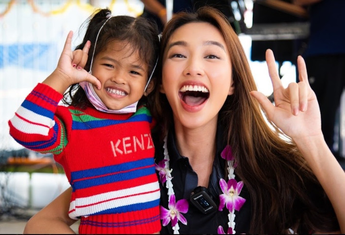 “Thái Lan là 1 vùng đất rất đặc biệt đối với Tiên, vì tại nơi đây, Tiên đã có được bước ngoặt cuộc đời tại đất nước đầy tình người này. Nên sau khi nhận được một phần tiền thưởng, Tiên đã nói với BTC MGI Tiên muốn được trao 1 phần tiền thưởng của mình cho tổ chức từ thiện ở Thái. Và cuối cùng ngày hôm nay Tiên đã được tới Father Ray Foundation - nơi nuôi dạy trẻ khiếm khuyết, được gặp những con người tuyệt vời, với ý chí và nghị lực phi thường. Nhận được những tình cảm của mọi người, Tiên cảm thấy rất vui, rất vinh hạnh và hạnh phúc”, người đẹp bày tỏ.