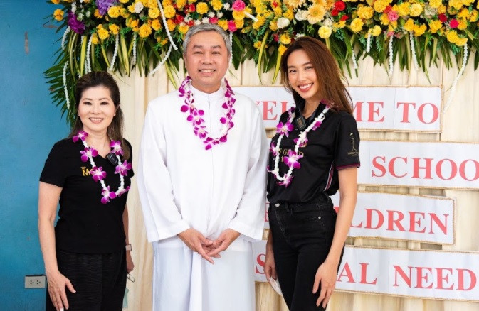Xuất hiện rạng rỡ với gương mặt mộc, Thùy Tiên cho biết đã trích tiền thưởng để đóng góp cho quỹ hỗ trợ trẻ em khiếm khuyết tại Thái Lan.