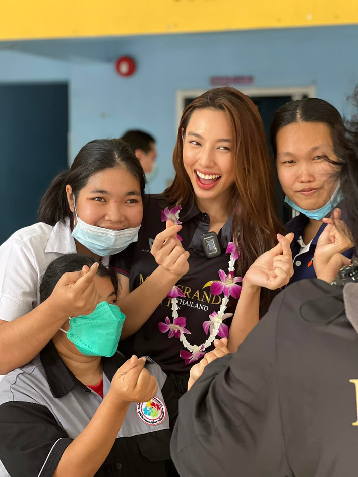 Xuyên suốt sự kiện, Thùy Tiên thể hiện sự thân thiện và lòng nhân ái của mình thông qua những hoạt động giao lưu. Cô không quên thể hiện giọng hát của mình như 1 món quà khích lệ tinh thần mọi người.