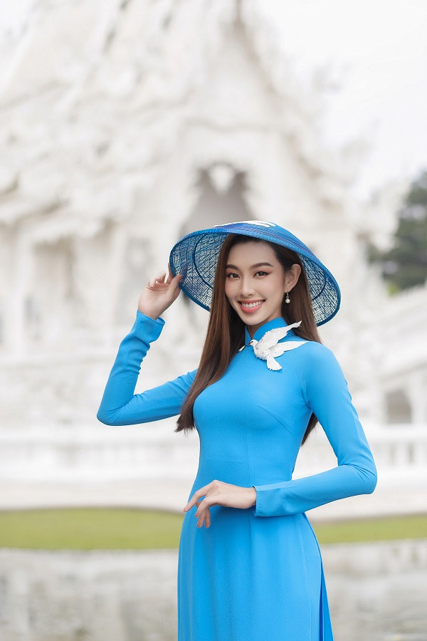 Trên trang cá nhân, nàng hậu chia sẻ: “Đây là bộ ảnh mà Tiên đã ấp ủ rất lâu và cuối cùng cũng có thể thực hiện. Sau khi đăng quang, Tiên được tham gia rất nhiều hoạt động tại Thái nhưng vì tính chất đặc biệt của các sự kiện, Tiên chưa xuất hiện trong trang phục áo dài. Vậy nên, khi có cơ hội thực hiện bộ ảnh này, Tiên cảm thấy rất tự hào vì đã có thể giới thiệu một trong những nét văn hóa tuyệt vời nhất của Việt Nam đến với bạn bè quốc tế. Ngoài ra, Tiên cũng mong rằng đây sẽ là một cách truyền tải thông điệp hòa bình mang đậm bản sắc dân tộc".