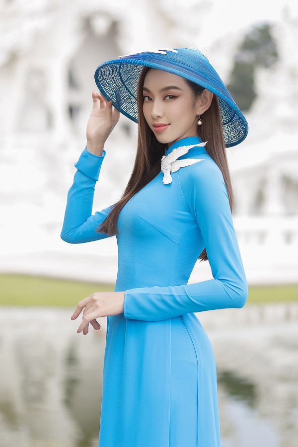 Lấy sắc xanh làm chủ đạo, bộ trang phục được thiết kế vừa vặn với vóc dáng của Thùy Tiên, tôn lên vẻ đẹp của người con gái Việt. Thêm vào đó, chi tiết chim bồ câu được đính trên cổ áo nhằm truyền tải mạnh mẽ thông điệp về hòa bình – sứ mệnh to lớn của đương kim Miss Grand International 2021. Đặc biệt, đi kèm với bộ áo dài chính là nón lá, một hình ảnh quen thuộc đại diện cho biểu tượng văn hóa của người Việt Nam.