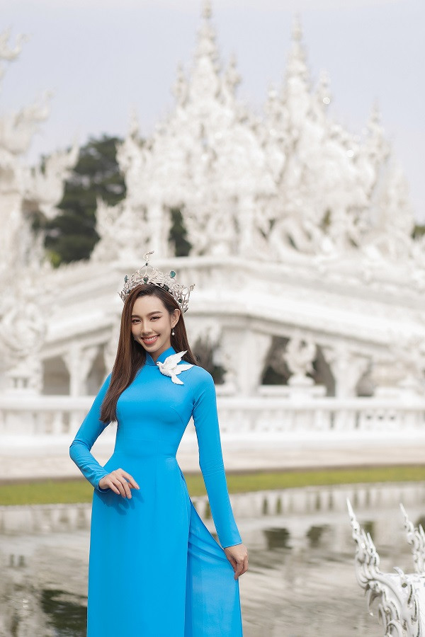 Bộ ảnh được chụp tại Wat Rong Khun (White Temple) - ngôi chùa trắng độc nhất vô nhị tại Thái Lan.