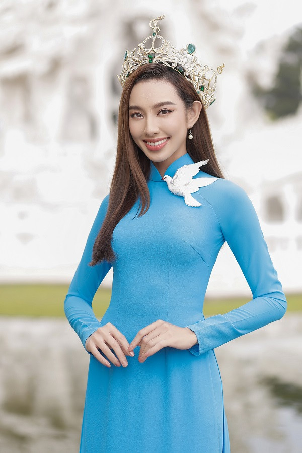 Mới đây, Nguyễn Thúc Thùy Tiên khiến người hâm mộ phấn khích khi tung bộ ảnh trong trang phục áo dài cùng nón lá trên đường phố Thái Lan. Đây là lần đầu tiên từ khi đăng quang, Thùy Tiên xuất hiện với trang phục truyền thống của Việt Nam.