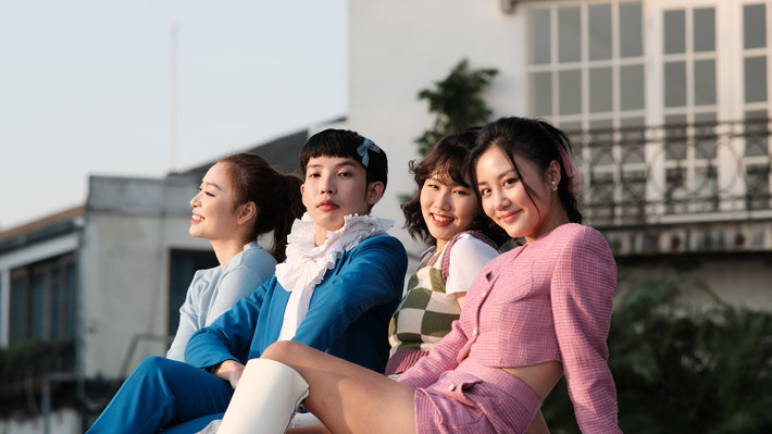 Văn Mai Hương thừa nhận, bản thân từng là cô gái trải qua đầy đủ những cung bậc cảm xúc như hạnh phúc, vui buồn, tan vỡ trong chuyện tình yêu. Từ những trắc trở không ai mong muốn, hiện tại nữ ca sĩ sống cởi mở hơn, sẵn sàng đón nhận mối quan hệ mới nếu tình duyên đến.