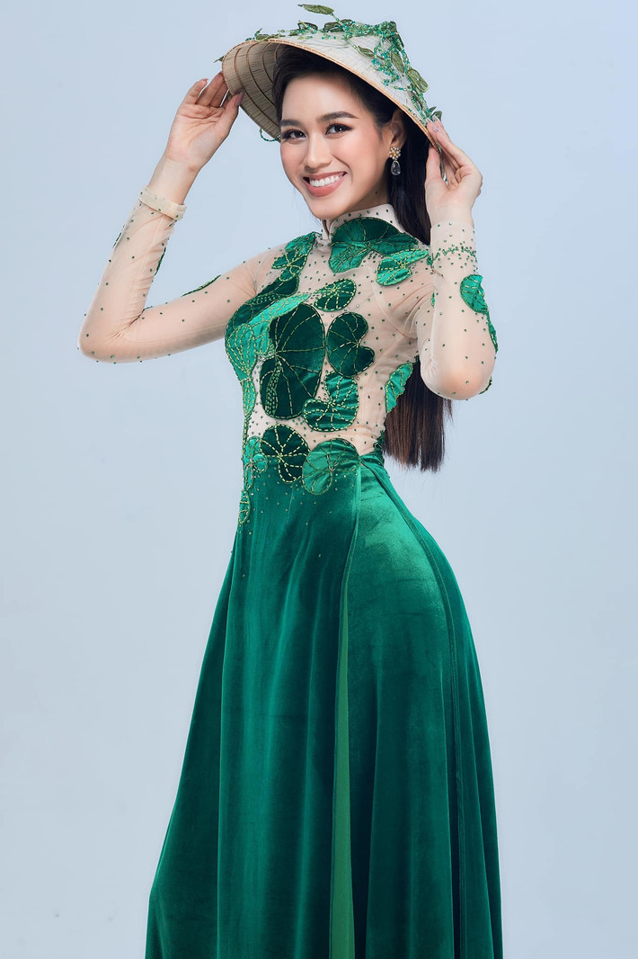 "... Đây cũng là ý tưởng mà anh đạo diễn Hoàng Nhật Nam đã gợi ý cho Hà trong việc chuẩn bị trang phục trước đó. Để Hà có cơ hội được giải nghĩa về câu nói mà bao lâu nay mọi người vẫn lầm tưởng. Qua đó, Hà muốn khẳng định một điều rằng, việc “ăn rau má phá đường tàu” chính là sự hy sinh thầm lặng của những người con Thanh Hoá trong công cuộc bảo vệ đất nước", nàng hậu xứ Thanh bày tỏ.