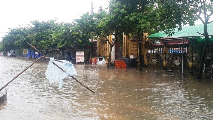 Nước ngập khắp nơi.