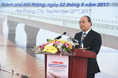 Tại buổi lễ, Thủ tướng Nguyễn Xuân Phúc chúc mừng Hải Phòng có cây cầu vượt biển dài nhất Việt Nam, là một trong những cầu vượt biển dài nhất Đông Nam Á. Thủ tướng nhấn mạnh, việc Bộ GTVT và TP. Hải Phòng tổ chức lễ hoàn thành đưa vào sử dụng tuyến đường ô tô này đúng vào dịp Quốc khánh 2/9 là rất có ý nghĩa. Ảnh VGP.