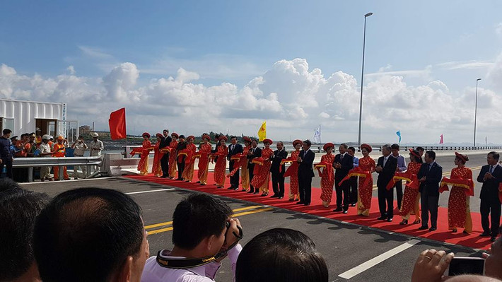 Thủ tướng yêu cầu Bộ Giao thông vận tải phối hợp chặt chẽ với UBND TP. Hải Phòng, tổ chức tốt công tác vận hành, khai thác, bảo đảm an toàn tuyệt đối về giao thông, an toàn công trình.
