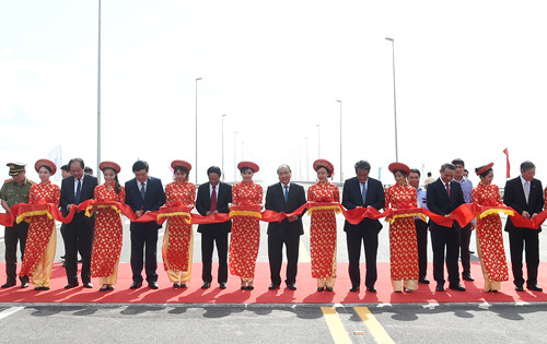 Thủ tướng biểu dương và đánh giá cao sự cố gắng, tinh thần trách nhiệm của Bộ Giao thông vận tải, các bộ, ngành liên quan; các đơn vị tư vấn, giám sát, các nhà thầu, cán bộ kỹ sư, công nhân, lao động Việt Nam và Nhật Bản đã khắc phục khó khăn, đưa công trình hoàn thành sớm hơn dự kiến. Đồng thời, Thủ tướng cũng biểu dương Đảng bộ, chính quyền và nhân dân TP. Hải Phòng, đặc biệt là huyện Cát Hải đã phối hợp tốt trong mọi công việc, nhất là việc giải phóng mặt bằng kịp tiến độ để bàn giao thi công dự án. Ảnh VGP.