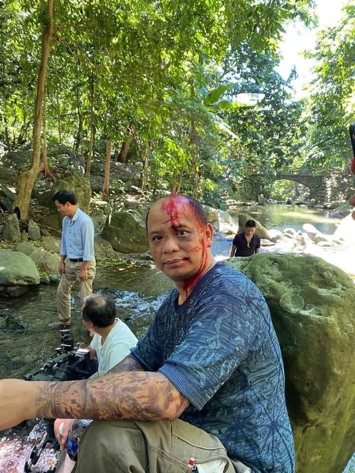Hình ảnh tạo hình Chiến chó sau vụ truy sát do Anh Tuấn thủ vai được chia sẻ khiến khán giả hoài nghi không rõ nhân vật này còn sống hay đã chết. Số phận của Chiến chó trong Hương vị tình thân vẫn là bí ẩn ở phía trước. Diễn viên Anh Tuấn nói nhân vật mình đóng còn sống hay không "phụ thuộc vào biên kịch, đạo diễn".
