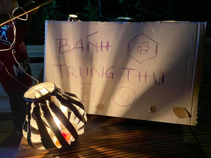 "Tự làm lồng đèn và rước đèn Trung thu giữa núi rừng với mình nha", Lý Hải - Minh Hà chia sẻ hình ảnh bá đạo với "bánh Trung thu" và đèn lồng tự chế.