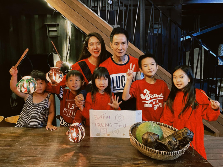 Trên trang cá nhân, vợ chồng Lý Hải - Minh Hà vừa khoe loạt ảnh đón Trung thu cùng các con ở nông trại trên Đà Lạt.