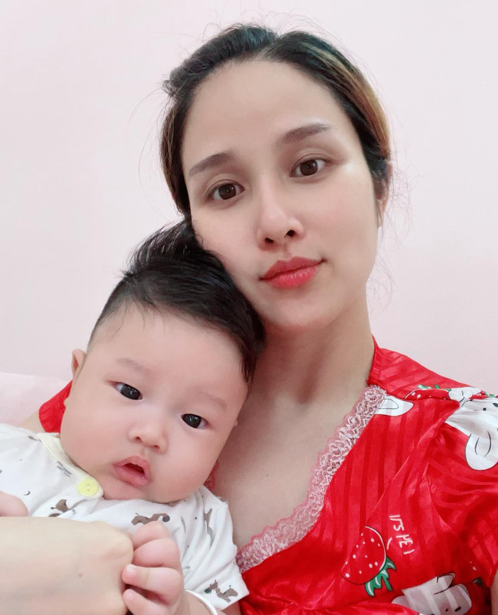 Thảo Trang tiết lộ bí quyết giảm cân là ăn ít cơm, hạn chế đồ ăn dầu mỡ, cho bé bú sữa mẹ. Nữ diễn viên "Tiếng sét trong mưa" kỳ vọng sẽ trở về cân nặng như trước khi mang bầu.
