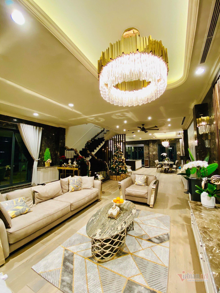 Diễn viên Lã Thanh Huyền cho biết thêm, cô không nhớ chính xác đã đầu tư thêm bao nhiêu tiền để sửa chữa và sắm đồ nhưng đoán con số này khoảng chục tỷ.