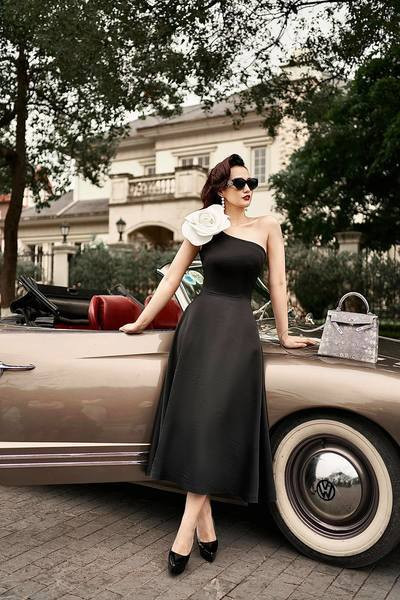 Lã Thanh Huyền sinh năm 1985, từng là quán quân cuộc thi Phụ nữ Thế kỷ 21 năm 2006. Sau đó, người đẹp lấn sân sang diễn xuất và thành công với loạt phim như Tình yêu không hẹn trước, Zippo, mù tạt và em...