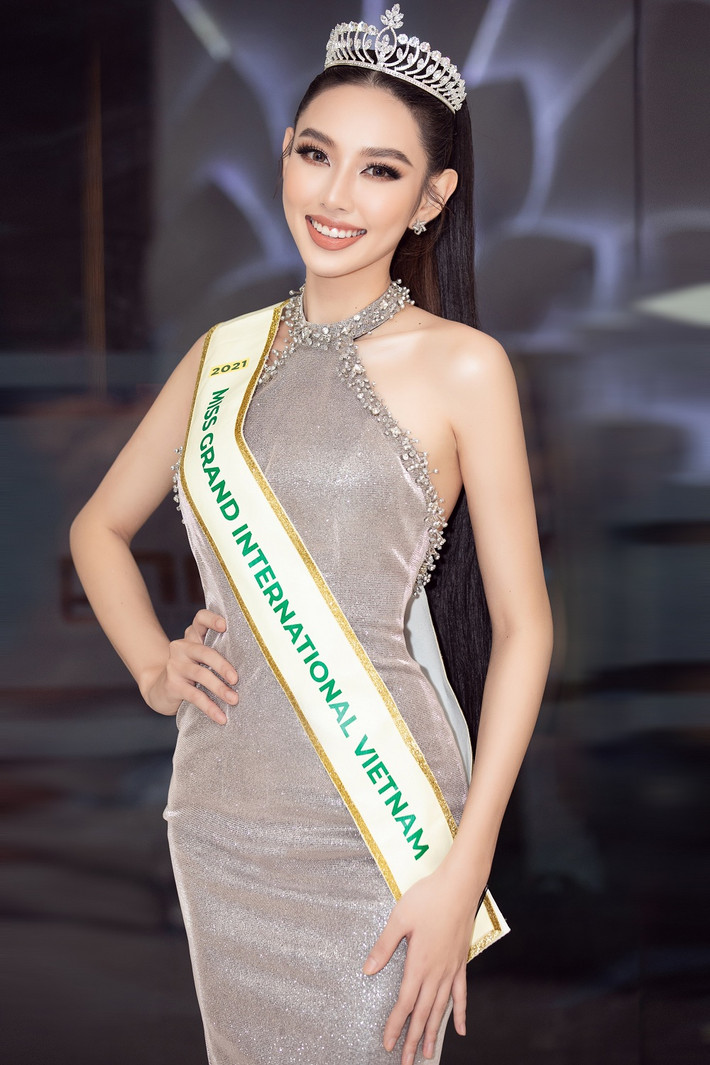 Người đẹp tích cực tham gia bếp ăn Suối Mát Từ Tâm và phục vụ hàng ngàn suất cơm miễn phí cho đội ngũ tuyến đầu chống dịch. Không những thế, cô nàng còn trao tặng máy thở cho bệnh viện điều trị COVID-19 hay cứu trợ gạo và nhu yếu phẩm đến cho bà con khó khăn.