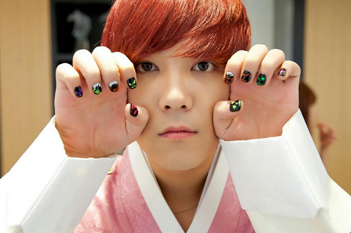 Nhắc đến trào lưu sao nam sơn móng tay, không thể không nhớ tới Lee Hong Ki (F.T Island). Bộ móng độc đáo của Lee Hong Ki được vẽ hoa văn trông khá hầm hố.