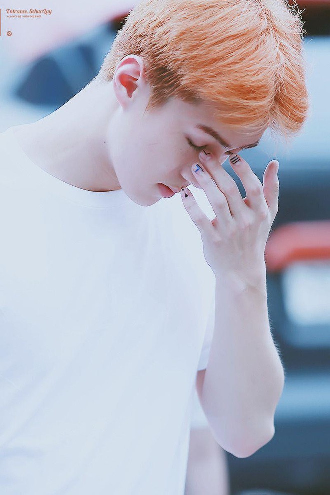 Em út nhóm EXO, Sehun cũng lăng xê xu hướng sơn móng tay nam, nhưng anh chàng chỉ tô điểm móng tay bằng những đường kẻ sinh động, đơn giản.