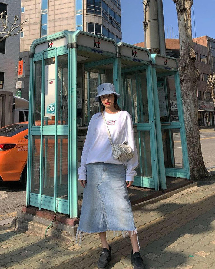 Ngoài đời thường, nàng mẫu thường chọn các trang phục đơn giản mà cá tính như áo thun và chân váy bò.