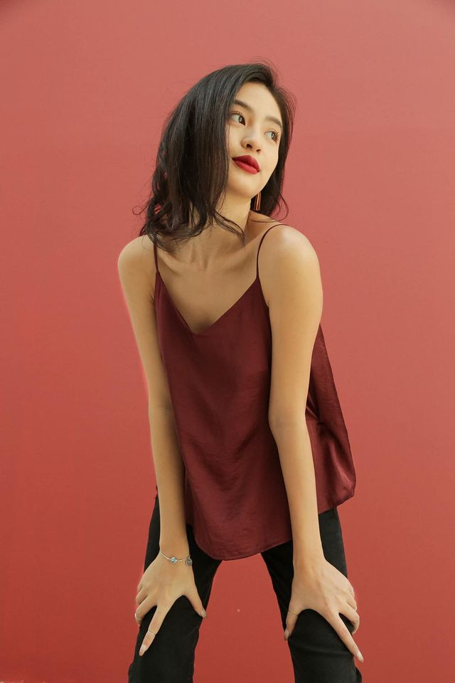 Nàng hot girl tạo dáng gợi cảm với chiếc áo hai dây nhẹ nhàng khoe bờ vai thon thả.