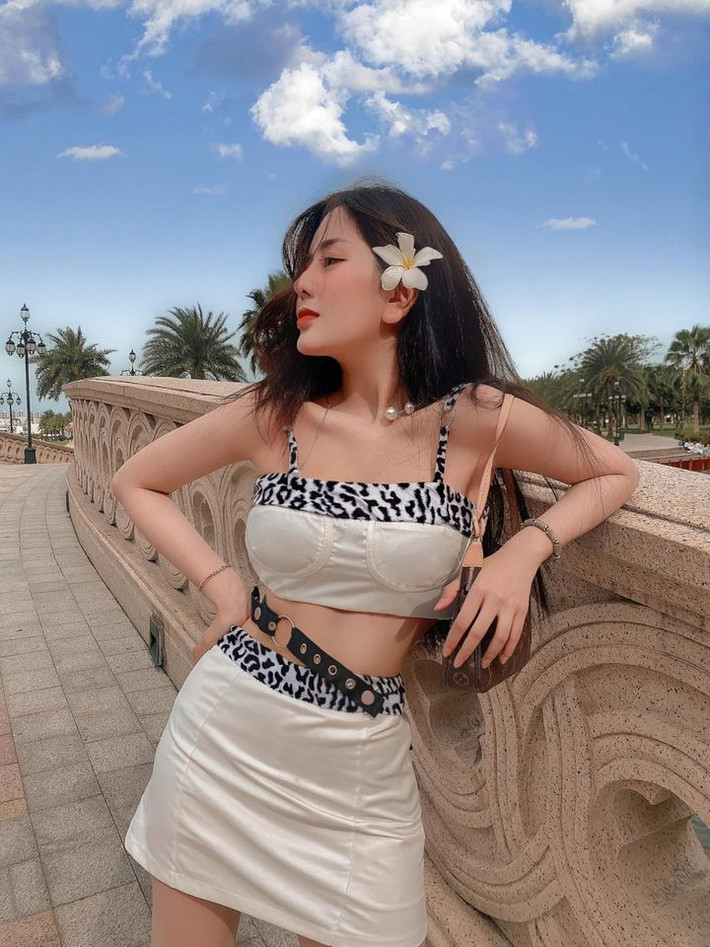 Croptop phối với chân váy giúp cô nàng sinh năm 2001 phô trương vòng eo nhỏ nhắn. Ảnh: FBNV.