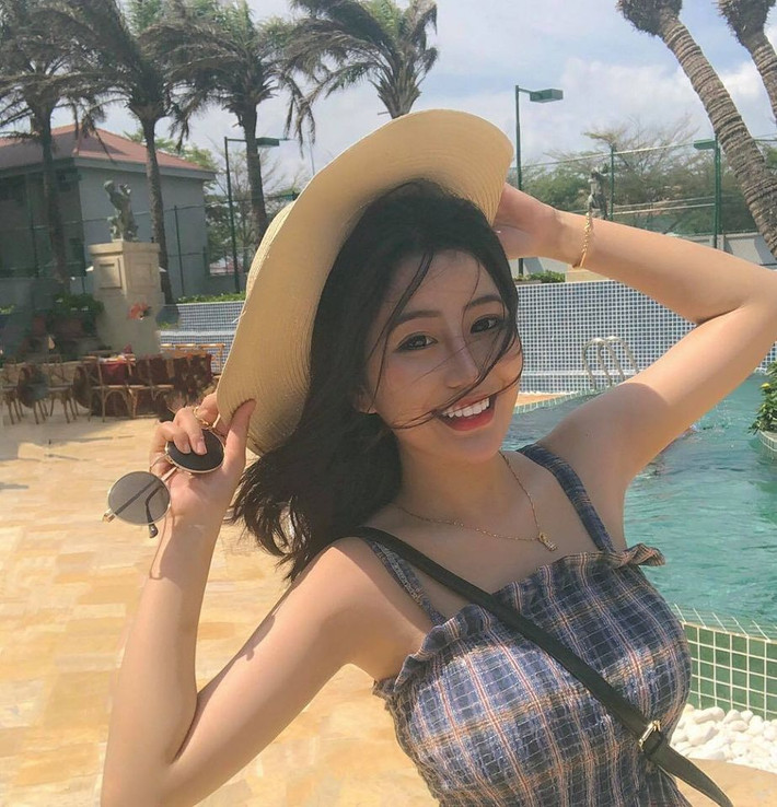 Croptop ôm sát là trang phục phổ biến trong tủ đồ của Ngọc Trân.