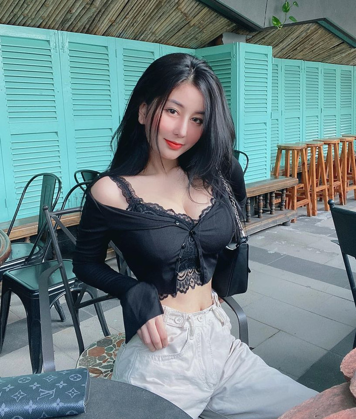 Biết được lợi thế của mình, Võ Ngọc Trân thường chọn những trang phục gợi cảm giúp khoe vòng eo con kiến, đồng thời tôn lên vòng 1 đầy đặn.