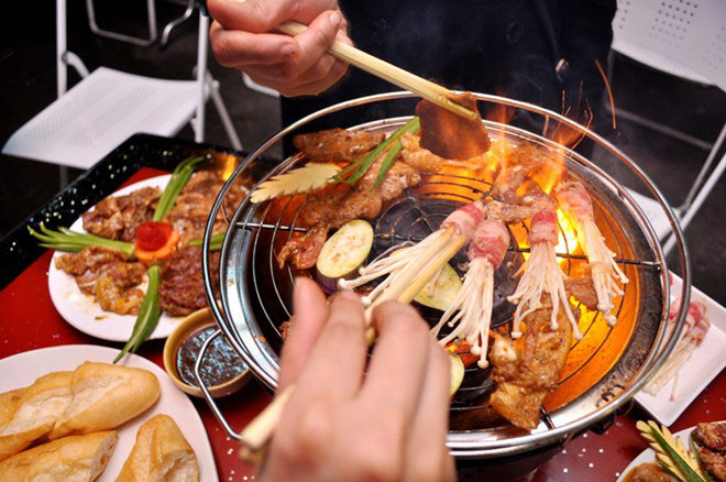 Đồ nướng ở Đà Nẵng có vô vàn sự lựa chọn với những hương vị khác nhau thơm ngon không thể cưỡng: chân gà nướng, lòng nướng, thịt xiên nướng, hải sản nướng… Đa phần các quán nướng ở Đà Nẵng đều có không gian mộc mạc, thoáng mát, phục vụ các món ăn đa dạng từ lâm – hải sản đến các món ăn dân dã. Phong cách phục vụ rất chuyên nghiệp, giá cả cũng phải chăng.