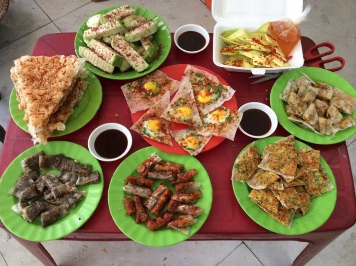 Những chiếc bánh kẹp thơm giòn, nóng hổi được cắt nhỏ ra chấm với nước tương cay cay, ngọt ngọt quả là một lời mời không thể chối trong những âm u.