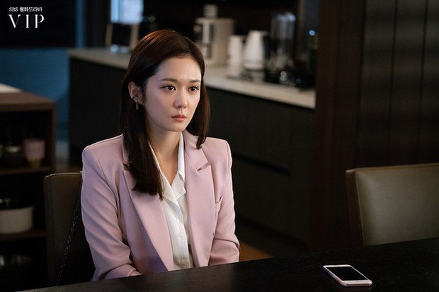 Blazer sáng màu sẽ ngay lập tức bổ sung nét thanh lịch, tinh tế cho set đồ đi làm của bạn nhưng vẫn giữ được sự nhẹ nhàng, trẻ trung.