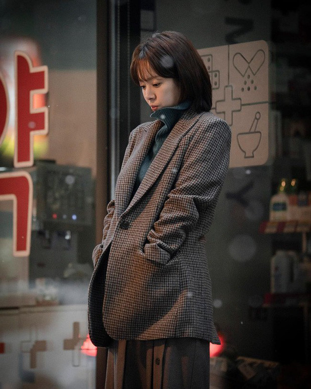 Blazer kẻ sọc cũng luôn mang đến cảm giác mới lạ hút mắt, khiến những cô nàng nơi công sở trở nên sành điệu hơn rất nhiều.