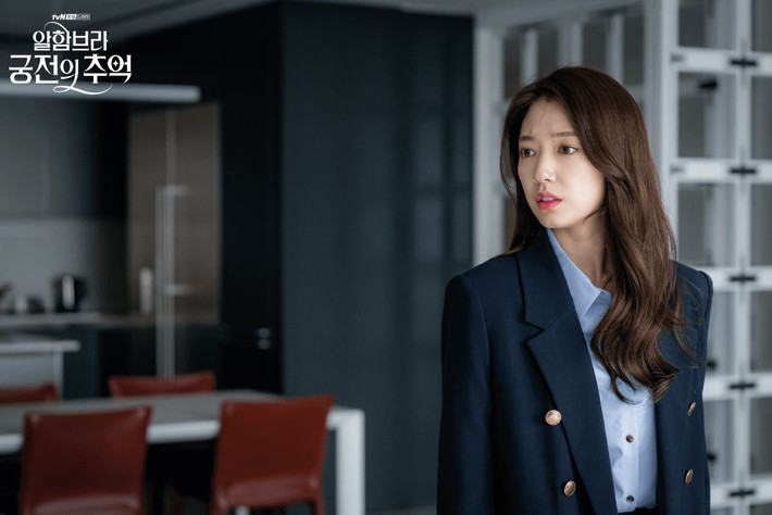 Blazer tối màu: Blazer tối màu luôn là item thanh lịch và không bao giờ lỗi mốt, dù diện từ năm này qua năm khác.