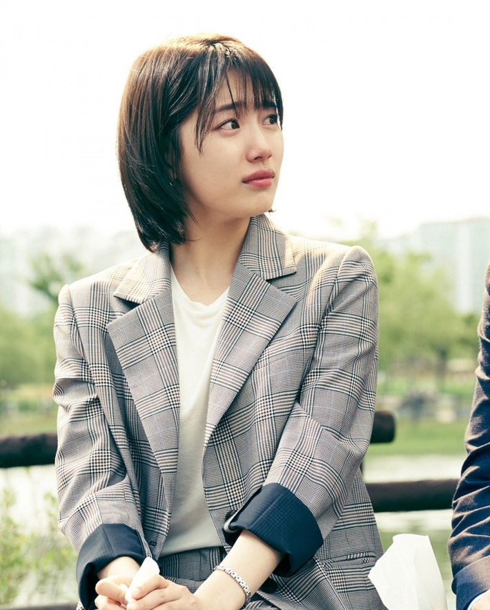 Blazer kẻ sọc: Những cô nàng công sở diện blazer kẻ sọc luôn toát lên vẻ trung tính, hiện đại mà vẫn thời trang.
