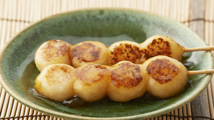 Mitarashi Dango được làm từ bột gạo sau đó nướng trên than củi. Nó có hình dạng giống những viên bánh trôi nhỏ. Khi chín, người ta sẽ xiên từ 3-5 viên vào một que tre rồi rưới một lớp nước tương ngọt lên trên và thưởng thức. Nhân bánh có thể là nhân ngọt như socola hoặc nhân mặn gồm thịt và rau.