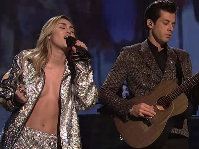 Diện set đồ thể thao lấp lánh, nhưng không cài nút khoe ngực trên sân khấu âm nhạc, Miley Cyrus bị khán giả chỉ trích là phản cảm.