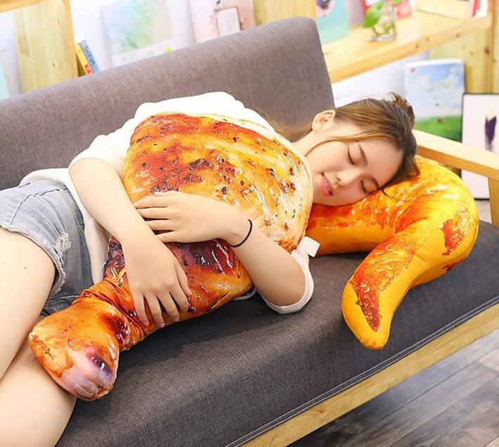 Chiếc gối hình đồ ăn này mô phỏng một chiếc chân gà rán và phải nói rằng nó trông khá giống thật.
