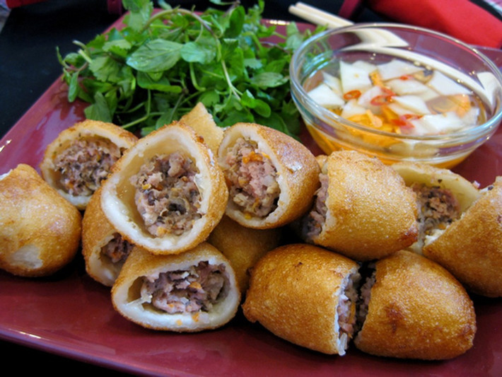 Bánh rán mặn cũng là một gợi ý thú vị cho buổi chiều thu se lạnh. Những chiếc bánh rán được vớt từ chảo mỡ nóng già có màu nâu vàng đẹp mắt vô cùng sẽ giúp bạn thỏa lấp cơn đói.