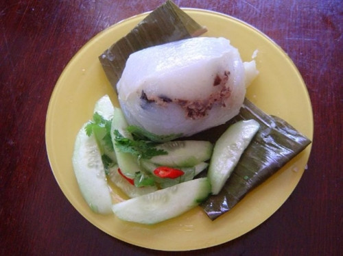 Bánh giò: Một trong những món quà vặt hấp dẫn không thể không nhắc đến khi Hà Nội vào thu se lạnh là bánh giò. Vỏ bánh được làm từ gạo tẻ. Nhân bánh làm từ nhiều loại bánh như thịt vai xay, mộc nhĩ, hạt tiêu, hành khô bằm, trộn đều xào chín. Những người sành sỏi thường ăn bánh với tương ớt và dưa góp để tăng thêm vị đậm đà, giòn dai.