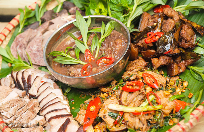 Lợn cắp nách Lai Châu (hay còn gọi là lợn lửng) là một món ăn đặc trưng núi rừng Tây Bắc. Vì lợn chỉ cỡ 20kg nên người dân có thể cho vào gùi, xách tay, thậm chí cắp vào nách, vì thế mới có tên “lợn cắp nách”.