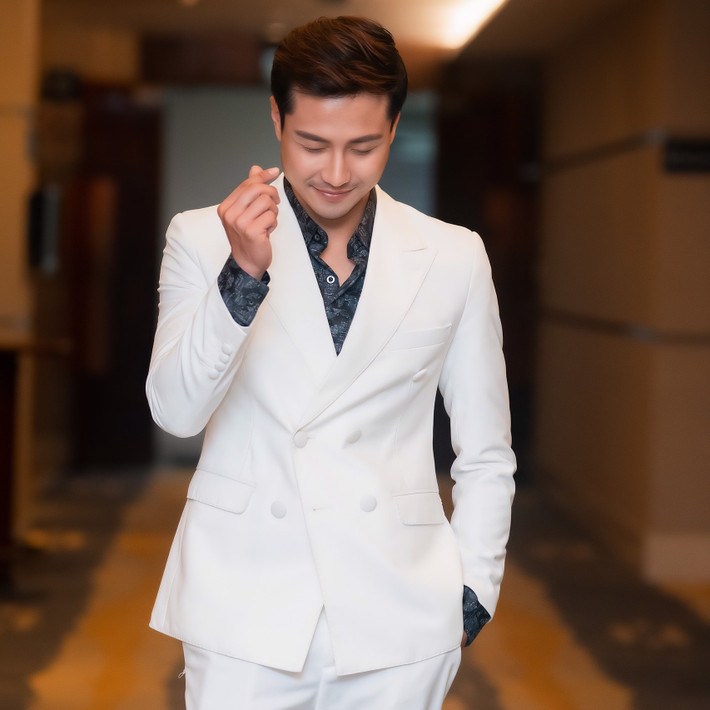 Thanh Sơn cũng hay diện cả bộ suit lịch lãm đi sự kiện.