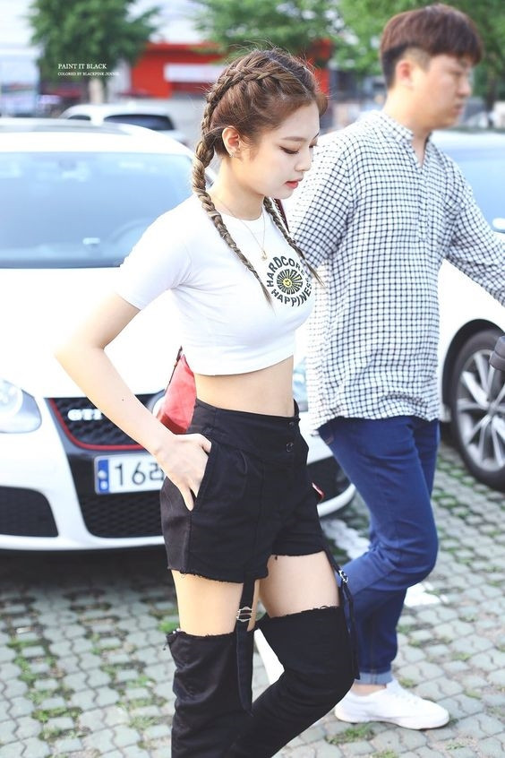Jennie có hình thể đẹp nên crop-top trở thành lựa chọn số 1 của cô.