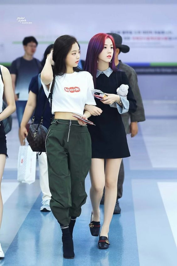 Thời trang sân bay của cô nàng Black Pink này cũng vô cùng ấn tượng, đơn giản nhưng xuất sắc. Ảnh: Internet.