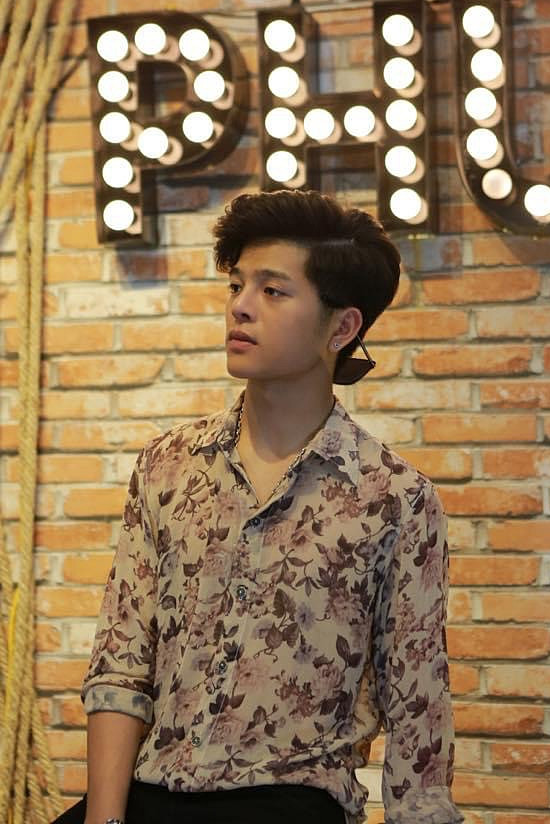 Chàng thanh niên sinh năm 2001 rất chịu khó làm mới hình ảnh của mình và cập nhật nhiều mốt khác nhau từ đầu tóc đến style ăn mặc.