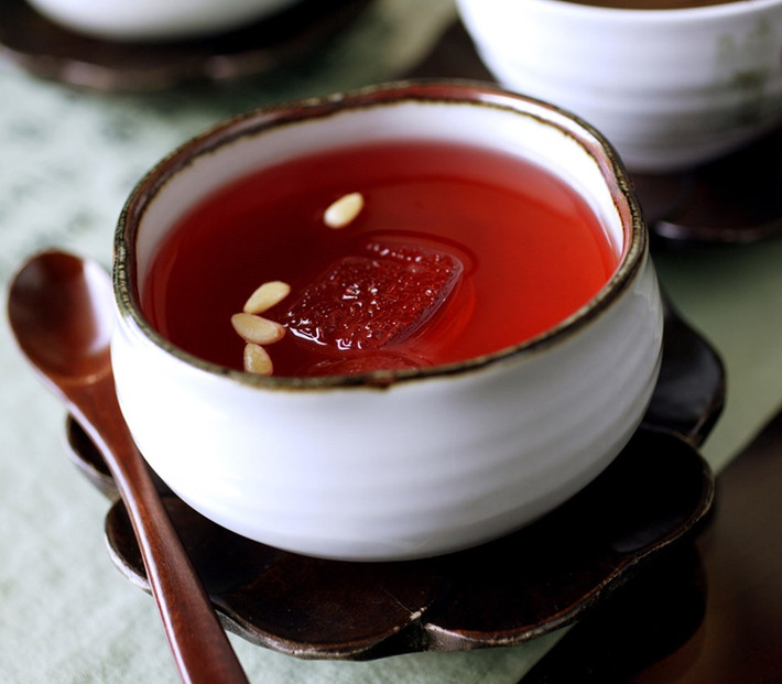 Sujeonggwa: Món ăn đặc trưng mùa thu này là sự kết hợp của quế, hồng, gừng, mật ong, đường nâu và hạt thông tạo ra món đồ uống ngọt ngào, với 2 vị nóng và lạnh cho du khách thưởng thức.