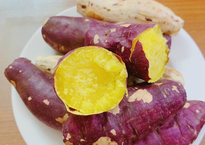 Khoai lang: Nhiều người vẫn né tránh ăn quá nhiều tinh bột, nhưng các nghiên cứu cho thấy rằng, các loại tinh bột có trong khoai kháng tinh bột có thể thực sự giúp bạn đốt cháy chất béo. Ngoài ra, khoai lang là một cách tuyệt vời để đáp ứng lượng đường cho cơ thể mà không khiến bạn tăng cân.
