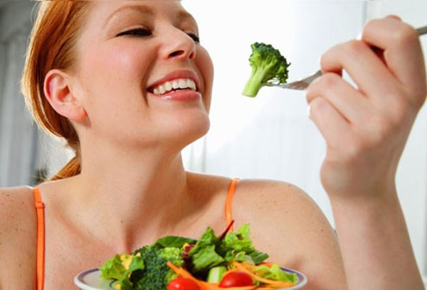 Súp lơ: Loại rau họ cải này ngon nhất khi thời tiết mát mẻ. Theo nghiên cứu được công bố trên tạp chí Nutrition & Metabolism, một chén súp lơ chứa khoảng 2 gram chất xơ, chỉ 27 calo, đồng thời cung cấp nhiều vitamin C, giúp thúc đẩy quá trình đốt cháy chất béo của cơ thể.