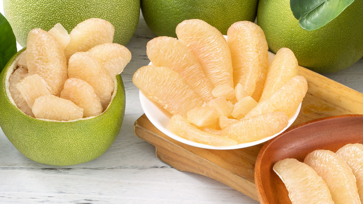 Bưởi: Ngoài chứa vitamin C, chất xơ, axit folic, kali, bưởi cũng chứa các chất chống oxy hóa mạnh mẽ là naringin và lycopene sẽ giúp ngăn ngừa xơ vữa động mạch và hỗ trợ sức khỏe tim nói chung. Khi trời bắt đầu se lạnh cũng là lúc chúng ta thấy bưởi bán nhiều hơn và ngon hơn. Ảnh: Internet. Mời độc giả xem video "Các thực phẩm chống độc siêu hạng". Nguồn: VTC.