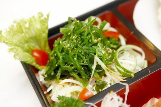 Rong biển: Mùa thu là khoảng thời gian để bạn thưởng thức canh rong biển, món ăn vừa ngon miệng, đẹp da mà vẫn giữ được vòng eo khiêm tốn. Ngoài việc giàu vitamin A, B1 và B2 thì thực phẩm giảm cân này còn chứa lượng chất xơ rất phong phú và nhiều chất khoáng khác, có thể giúp cơ thể đào thải các chất dư thừa