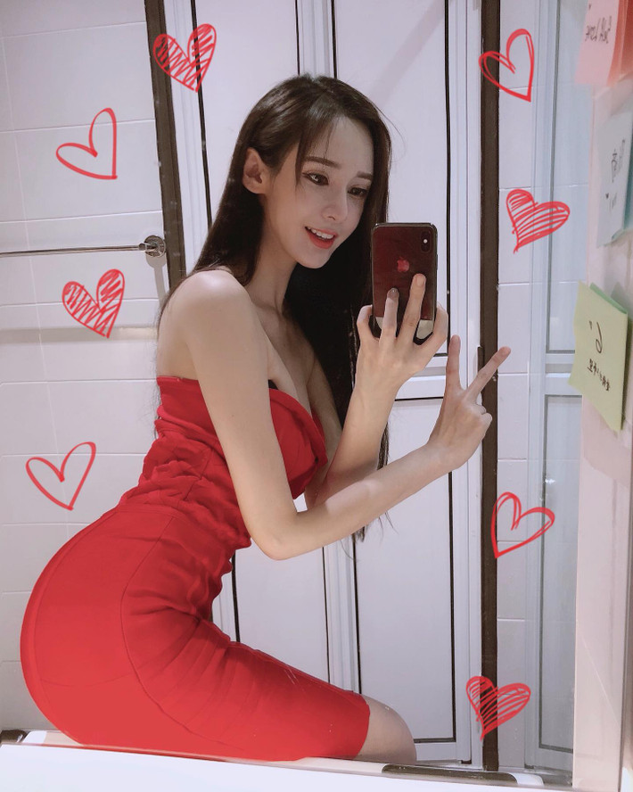 Những trang phục ôm sát tôn lên đường cong cơ thể của Yumi Wong.